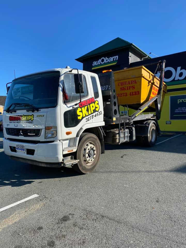 Skip bin hire Springwood - skip bin truck in front of business